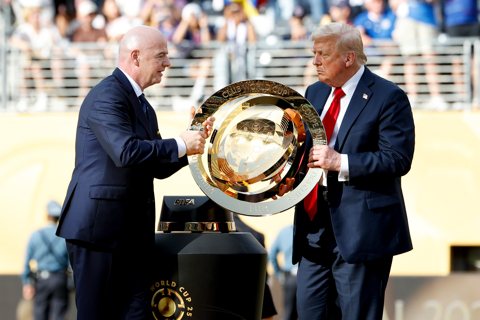 Президент FIFA Джанни Инфантино и Дональд Трамп с кубком FIFA