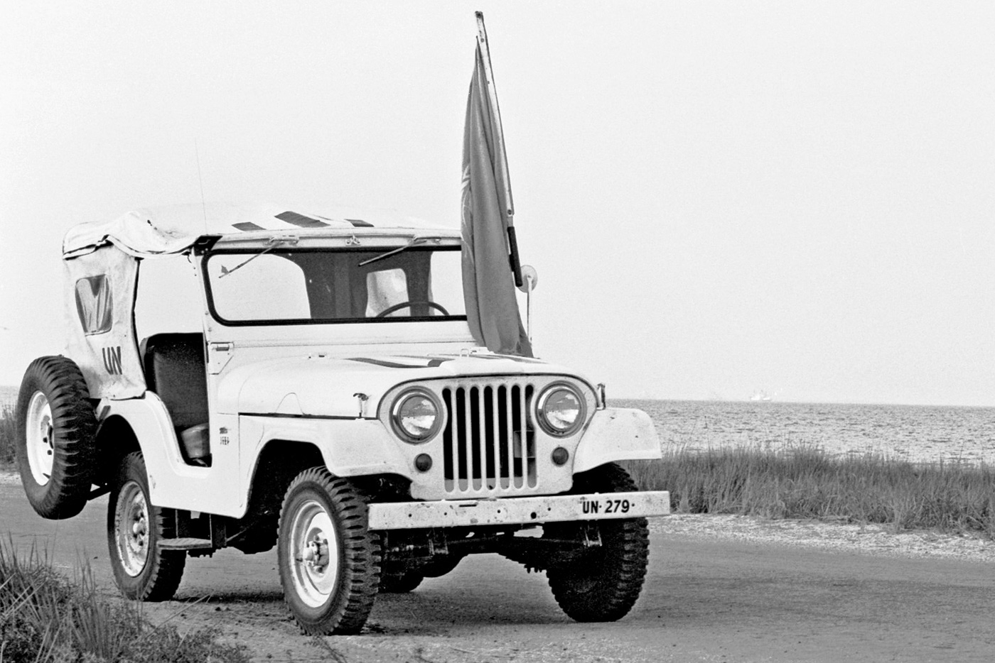 Запасное колесо Jeep CJ-5 повесили на правый борт — потребовалось сделать сзади откидной борт. Иногда водители задевали запаской о препятствия. На снимке — патруль сил сдерживания ООН на берегу Большого Горького озера на Суэцком канале, в период Шестидневной войны, 1967 год