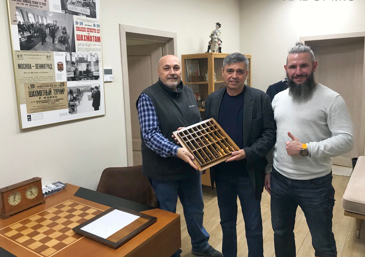 Памятное фото. Андрей Кадун и директор Музея шахмат Дмитрий Олейников держат в руках набор «Селенус»