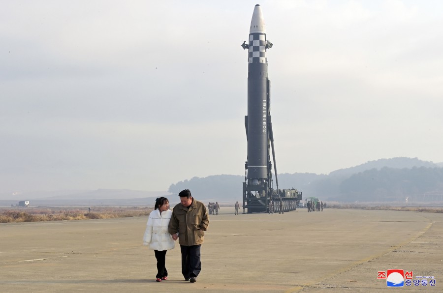 Ким Чен Ын с дочерью на запуске ракеты