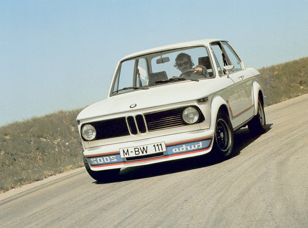 BMW 2002 выпуска 1973 года первым среди немецких автомобилей получил двигатель с турбонаддувом. Автомобиль рекламировал сам себя: на бампере слово Turbo писалось наоборот, чтобы из впереди идущей машины увидели в зеркала, что пора уступить дорогу. Парень на официальном рекламном фото движется в силовом скольжении непристегнутым!