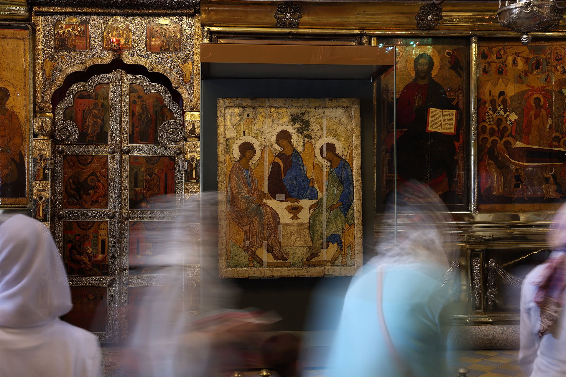 Верующие около иконы Андрея Рублева ‎‎«Троица»
