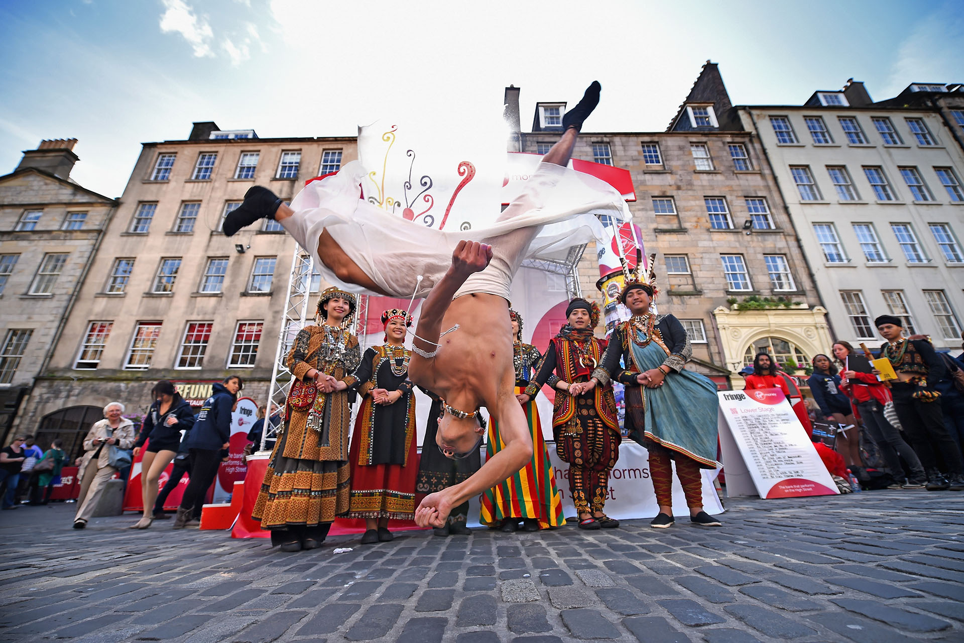 Театр Tjimurdance во время перформанса на Эдинбургском фестивале, 2014 год