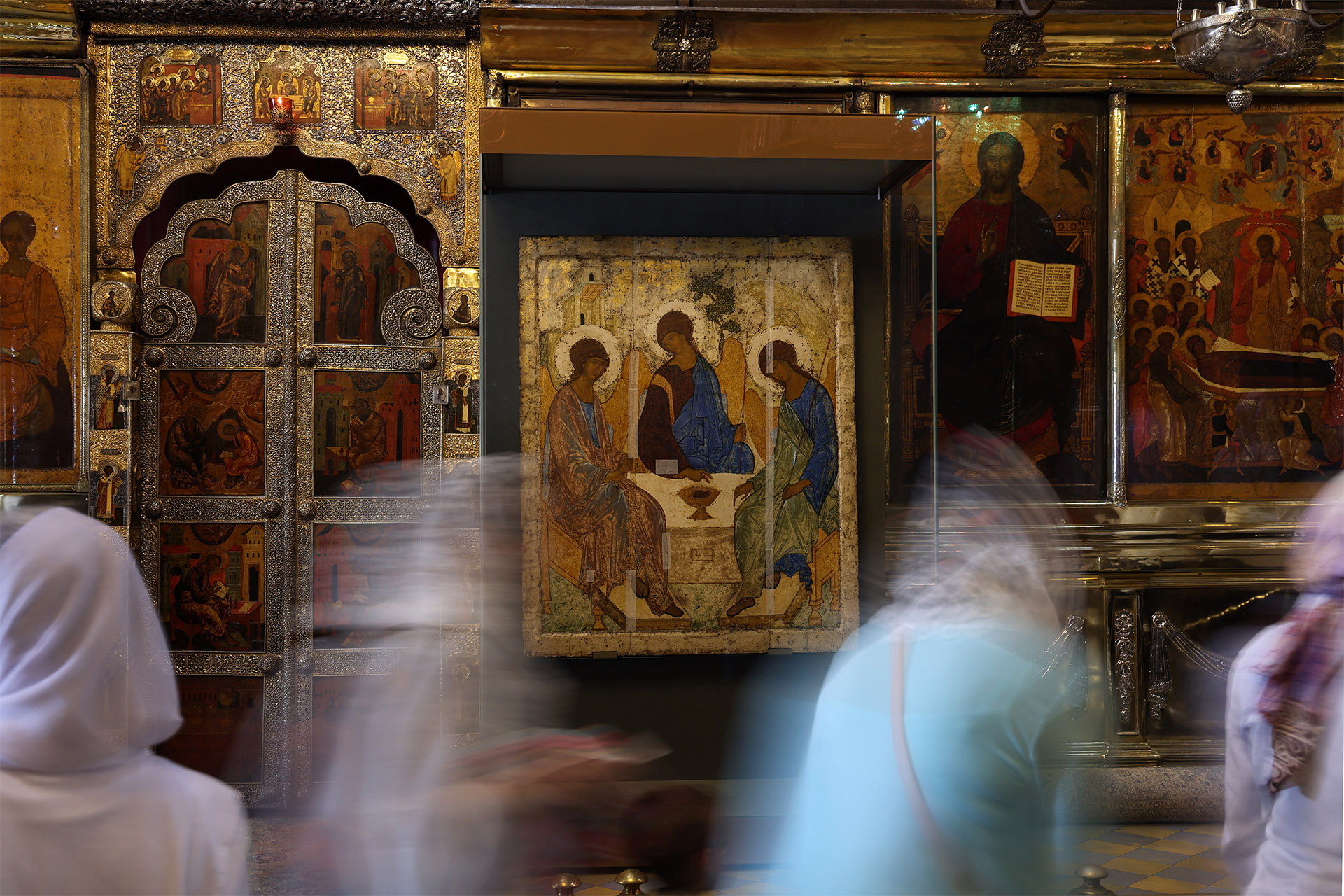 Верующие около иконы Андрея Рублева «Троица», доставленной в Троице-Сергиеву Лавру