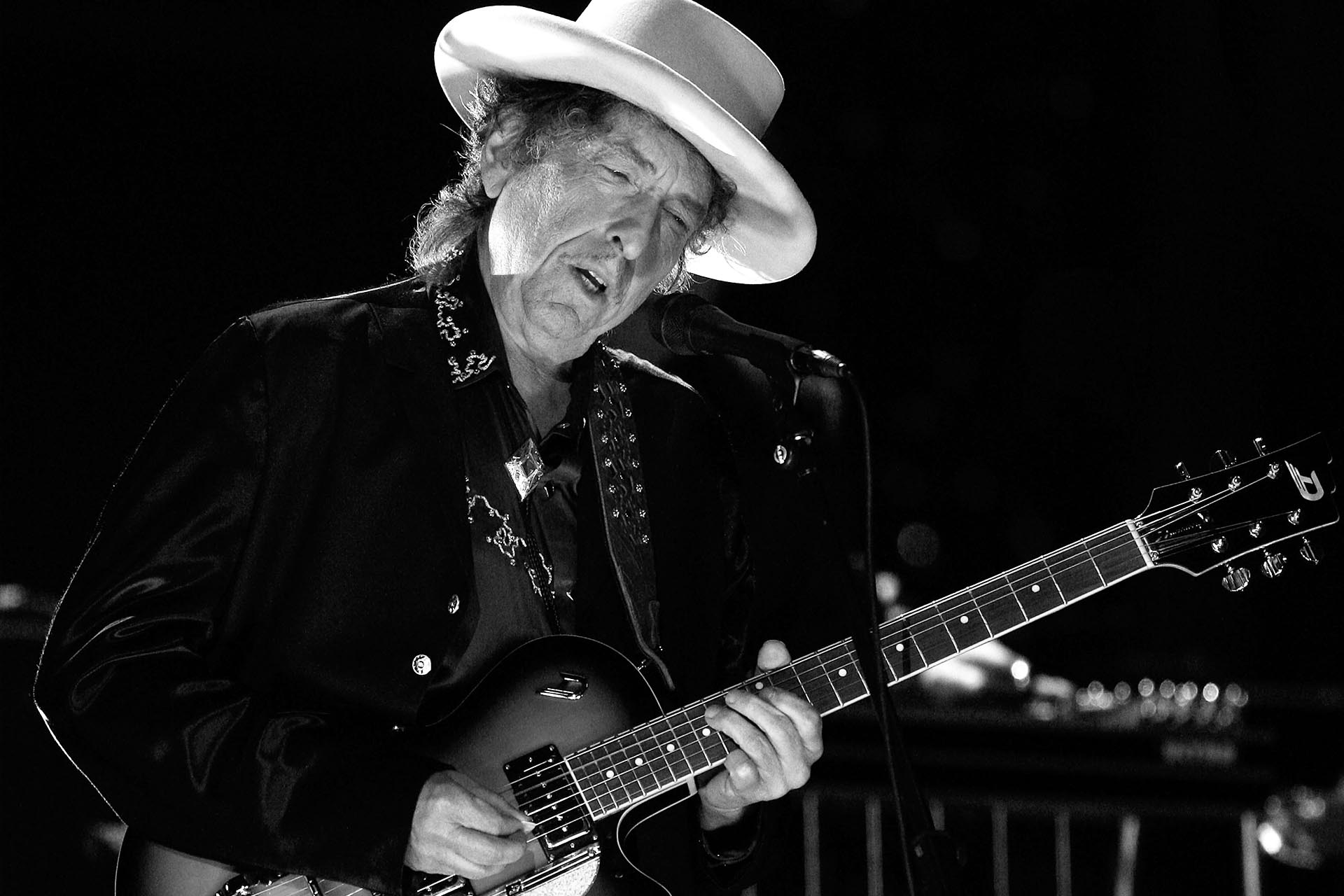 Боб Дилан во время концерта, 2009 год