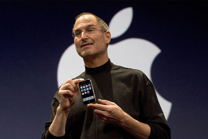 Стив Джобс представляет первый Apple iPhone на выставке MacWorld Expo. Сан- Франциско, Калифорния, 9 января 2007 год