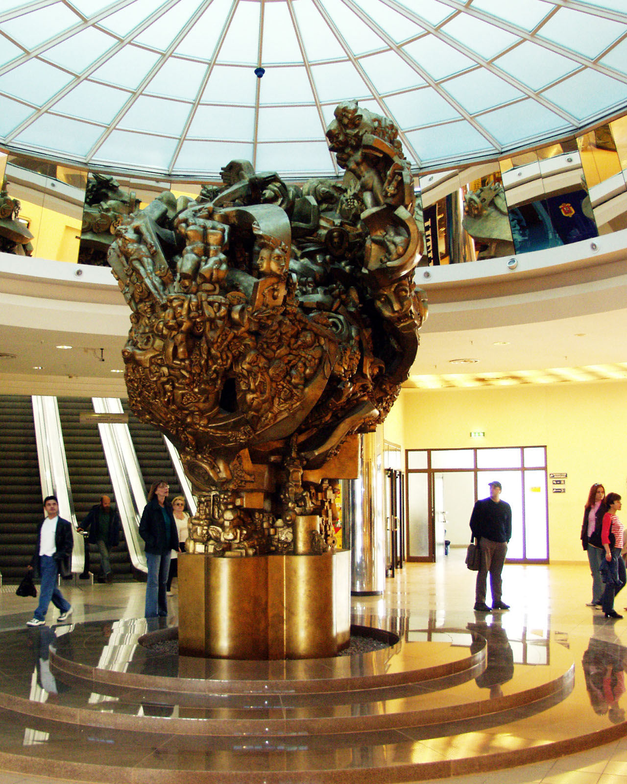 Скульптурная композиция «Древо Жизни» в вестибюле моста «Багратион», Москва 