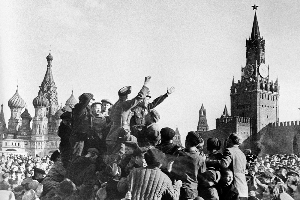 Жители города на Красной площади во время празднования победы в Великой Отечественной войне, Москва, 9 мая 1945 года