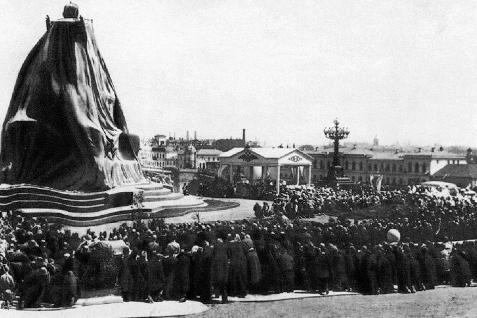 Торжественное открытие памятника Александру III на Пречистенской набережной в Москве около храма Христа Спасителя 30 мая 1912 года