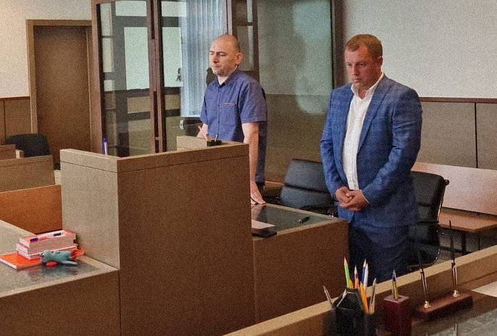 Антон Котов с адвокатом на оглашении приговора
