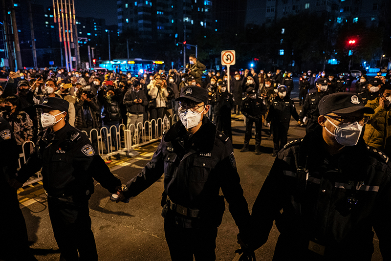 Полицейские во время акции протеста. Пекин, 27 ноября 2022 год