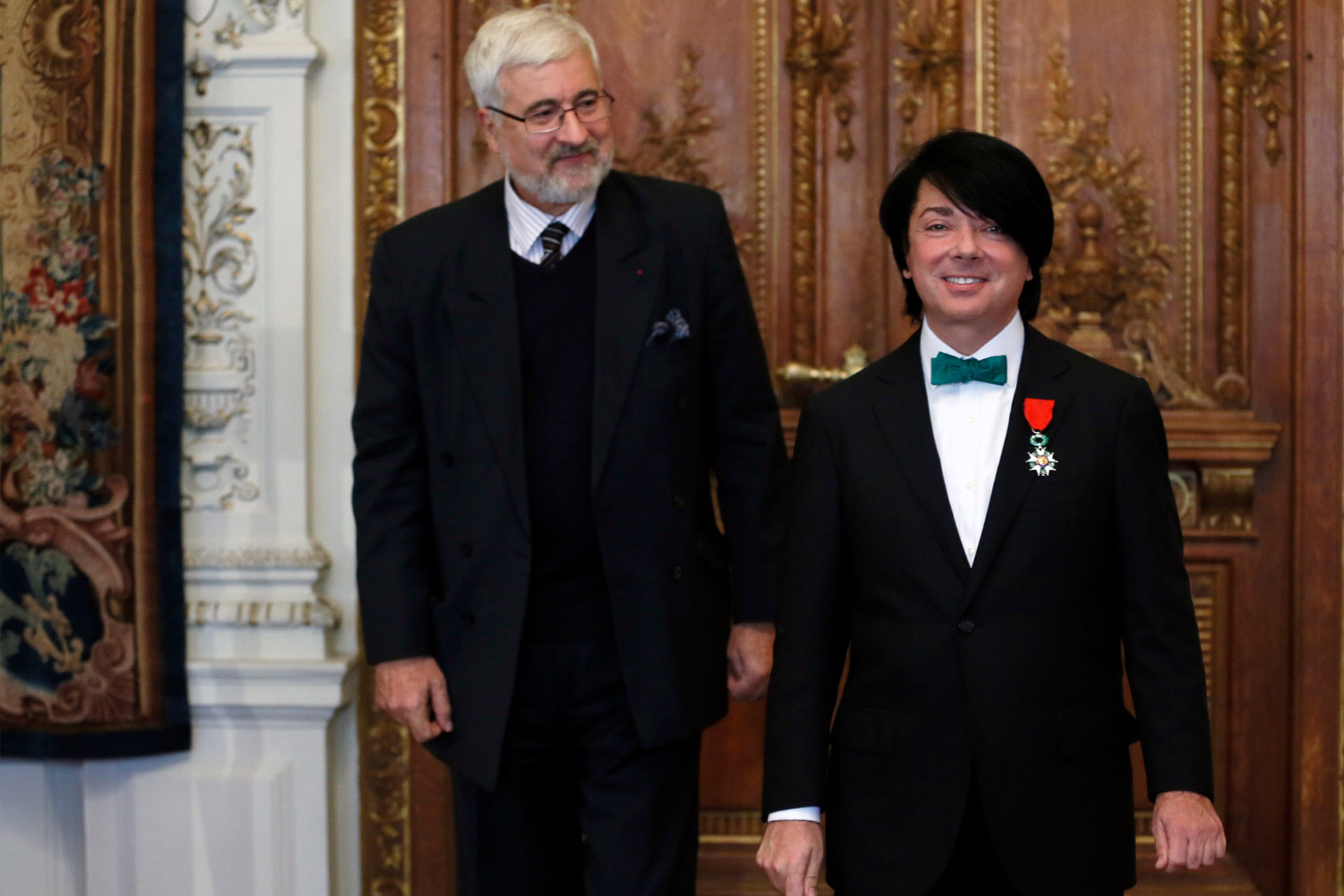 Жан де Глиниасти и Валентин Юдашкин, удостоенный знака отличия офицера ордена Почетного легиона, во время церемонии награждения в посольстве Франции
