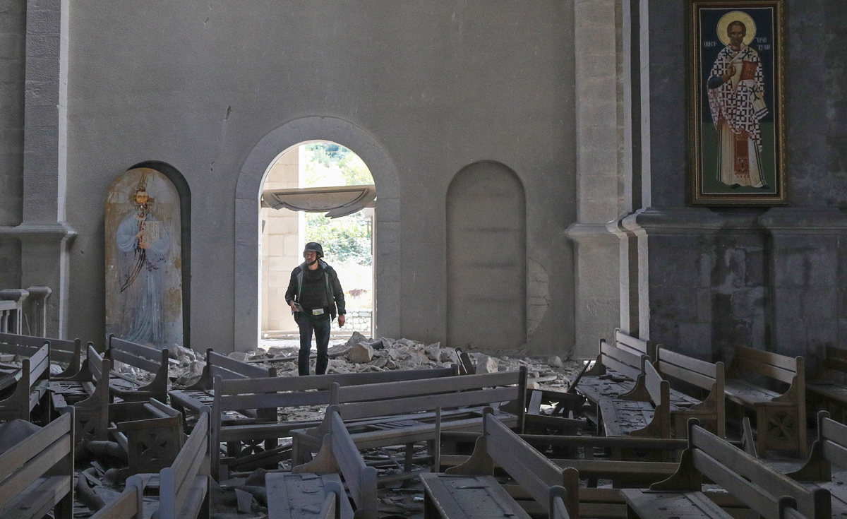 Журналист в соборе Святого Христа Всеспасителя после обстрела со стороны Азербайджана. Шуши. 8 октября 2020