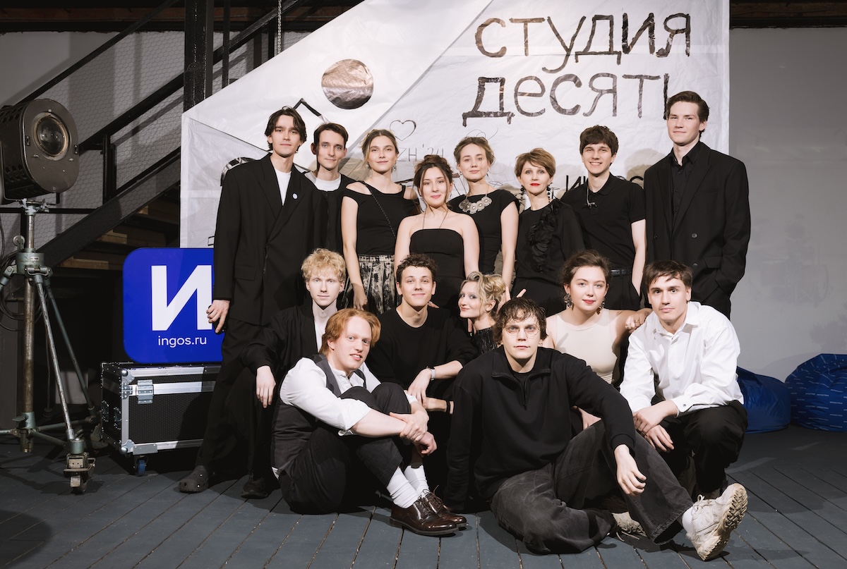 Команда «студии десять» с сокурсниками и музыкальным руководителем Татьяной Бурель