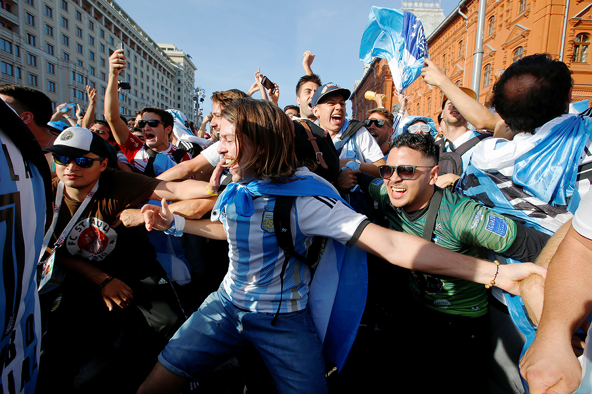 После матчей болельщики смешиваются с местным населением. На фото: аргентинцы празднуют победу сборной России над саудовцами. Но могли бы праздновать и победу саудовцев над Россией