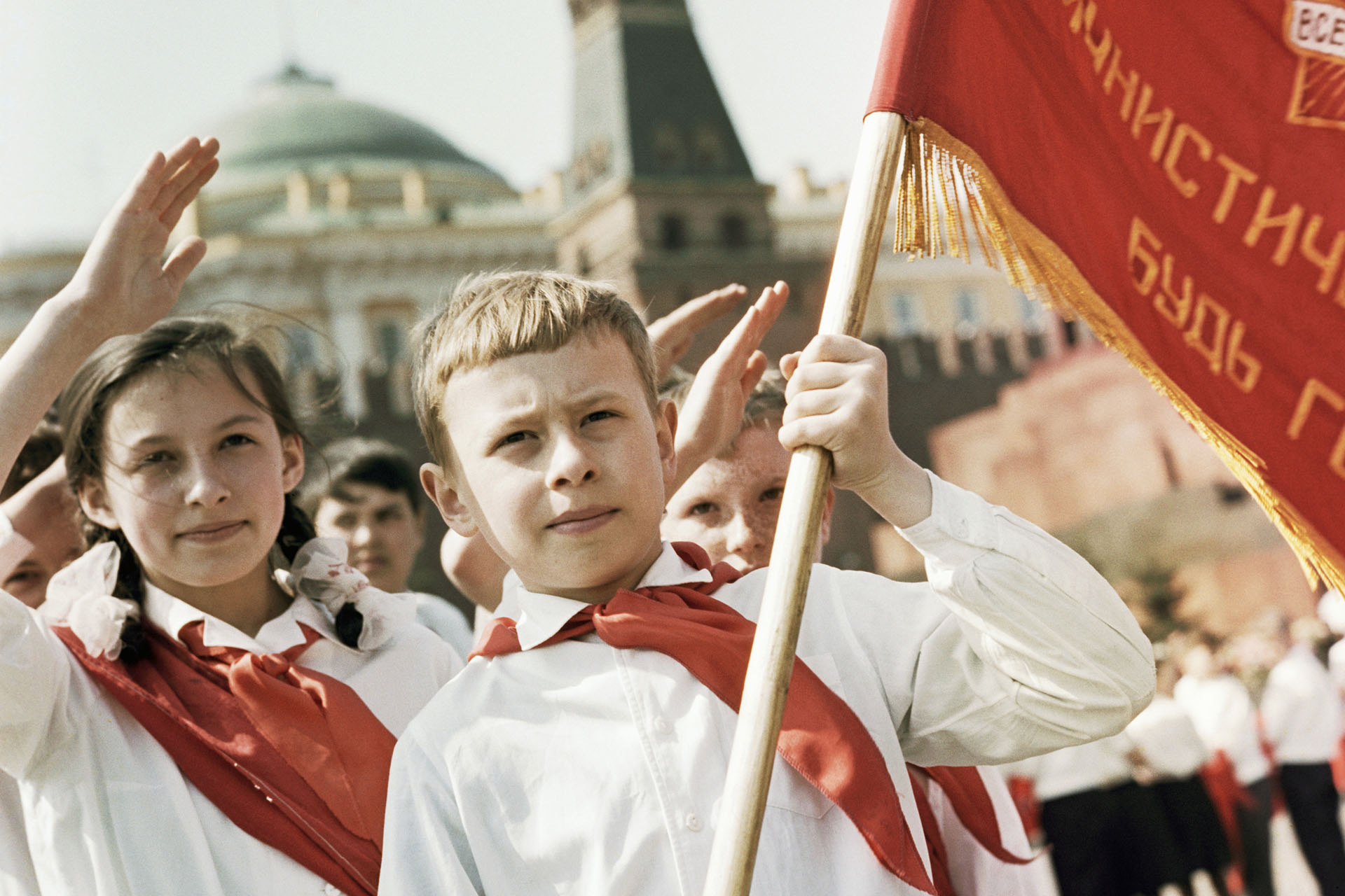 Участники торжественной церемонии принятия в пионеры на Красной площади в Москве