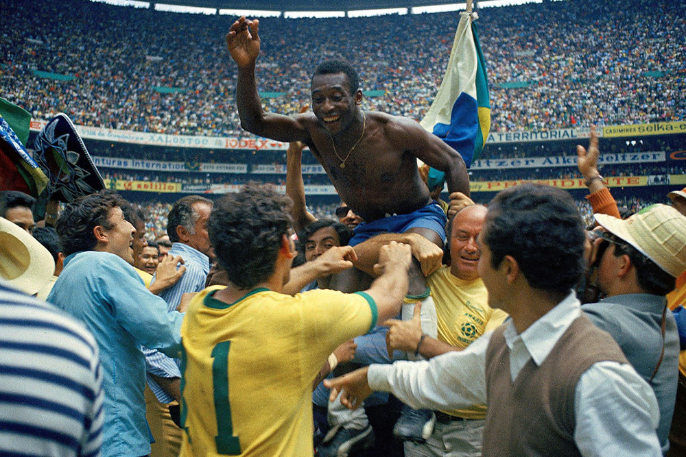 Пеле празднует победу в матче чемпионата мира между Бразилией и Италией. Мексика, 1970 год