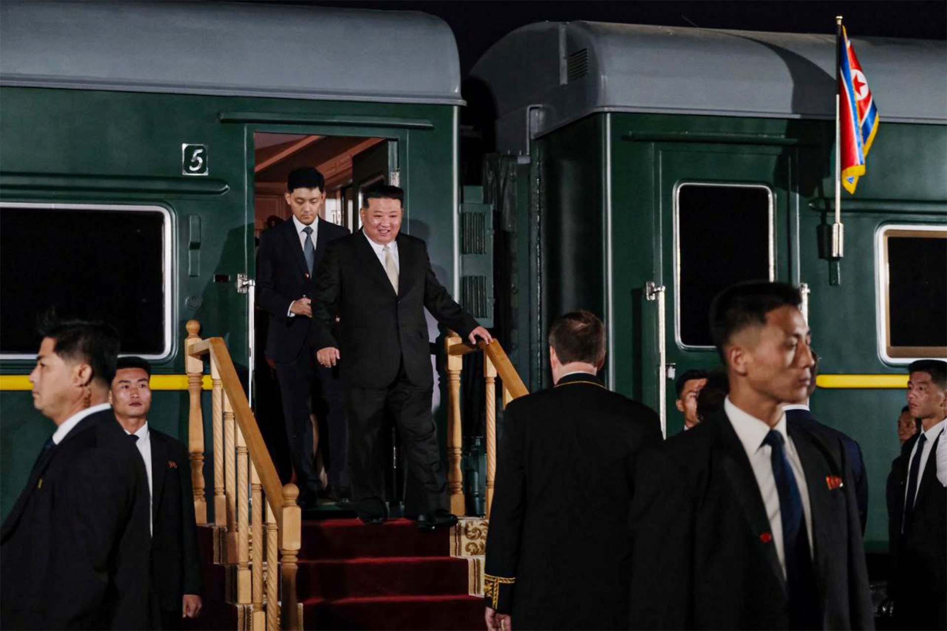 Лидер КНДР Ким Чен Ын выходит из вагона поезда на станции Хасан в Приморском крае, 12 сентября 2023 года