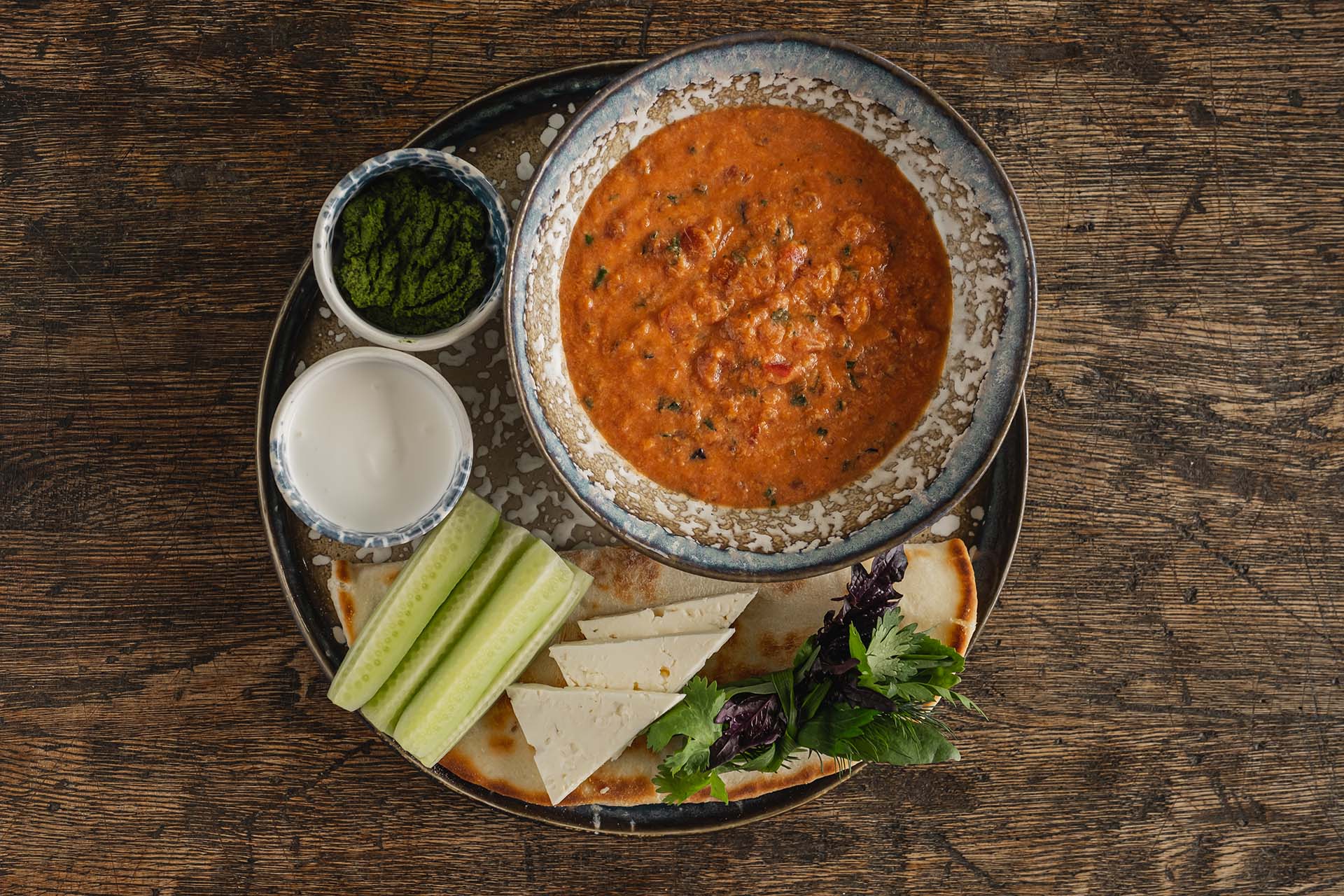 Чижи-бижи с гурийской аджикой, овощами и сыром