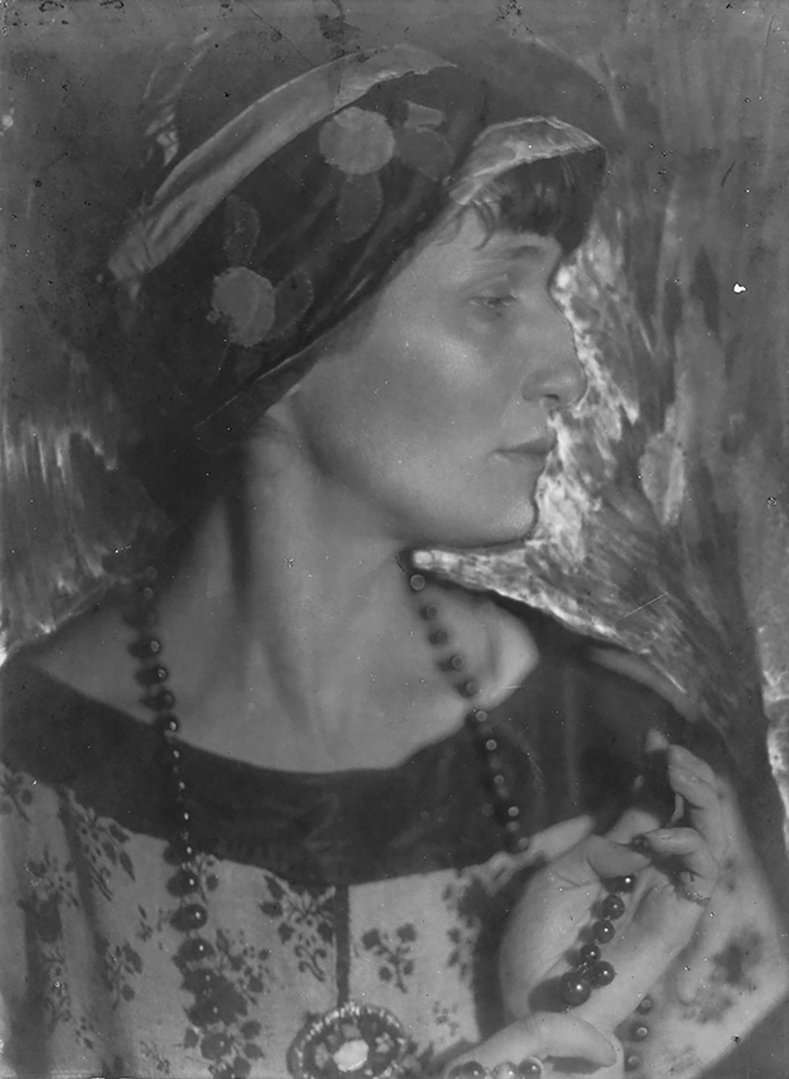 Легендарный «портрет-камея» Анны Ахматовой. Фотография Моисея Наппельбаума 1922 года