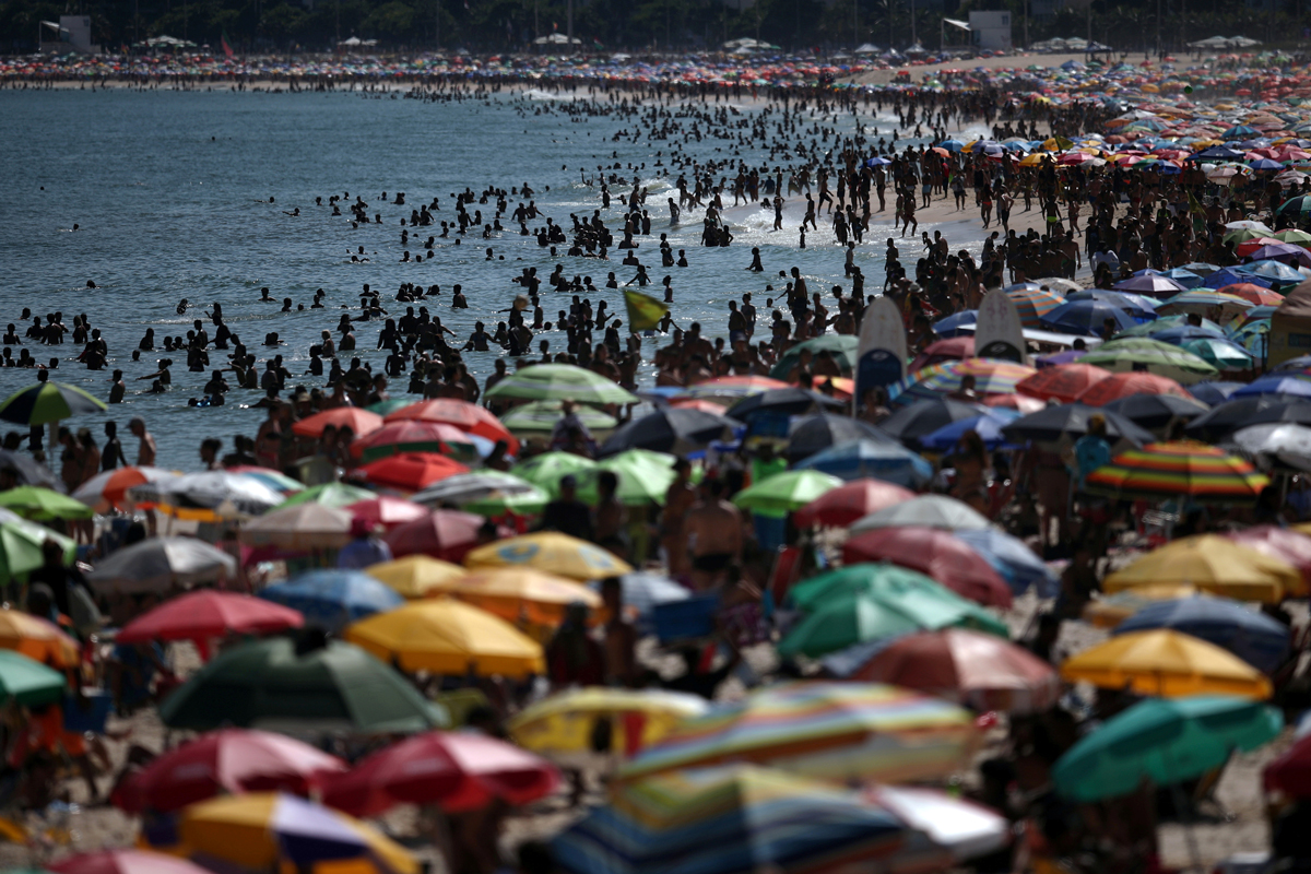 Люди собрались на пляже Ипанема после того, как власти объявили о ведении особых мер в связи со вспышкой коронавирусной инфекции в Рио-де-Жанейро, Бразилия, 15 марта 2020 года