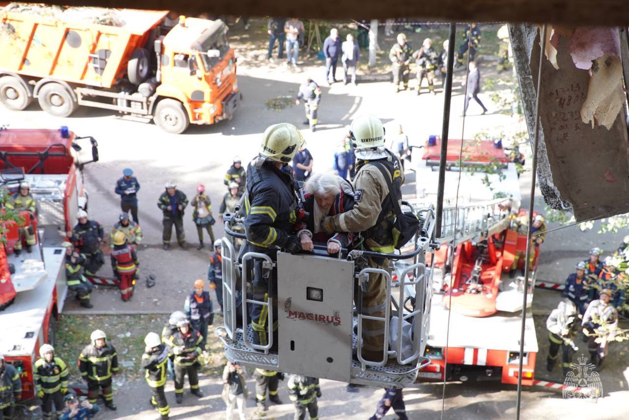Спасатели продолжают вытаскивать людей из здания