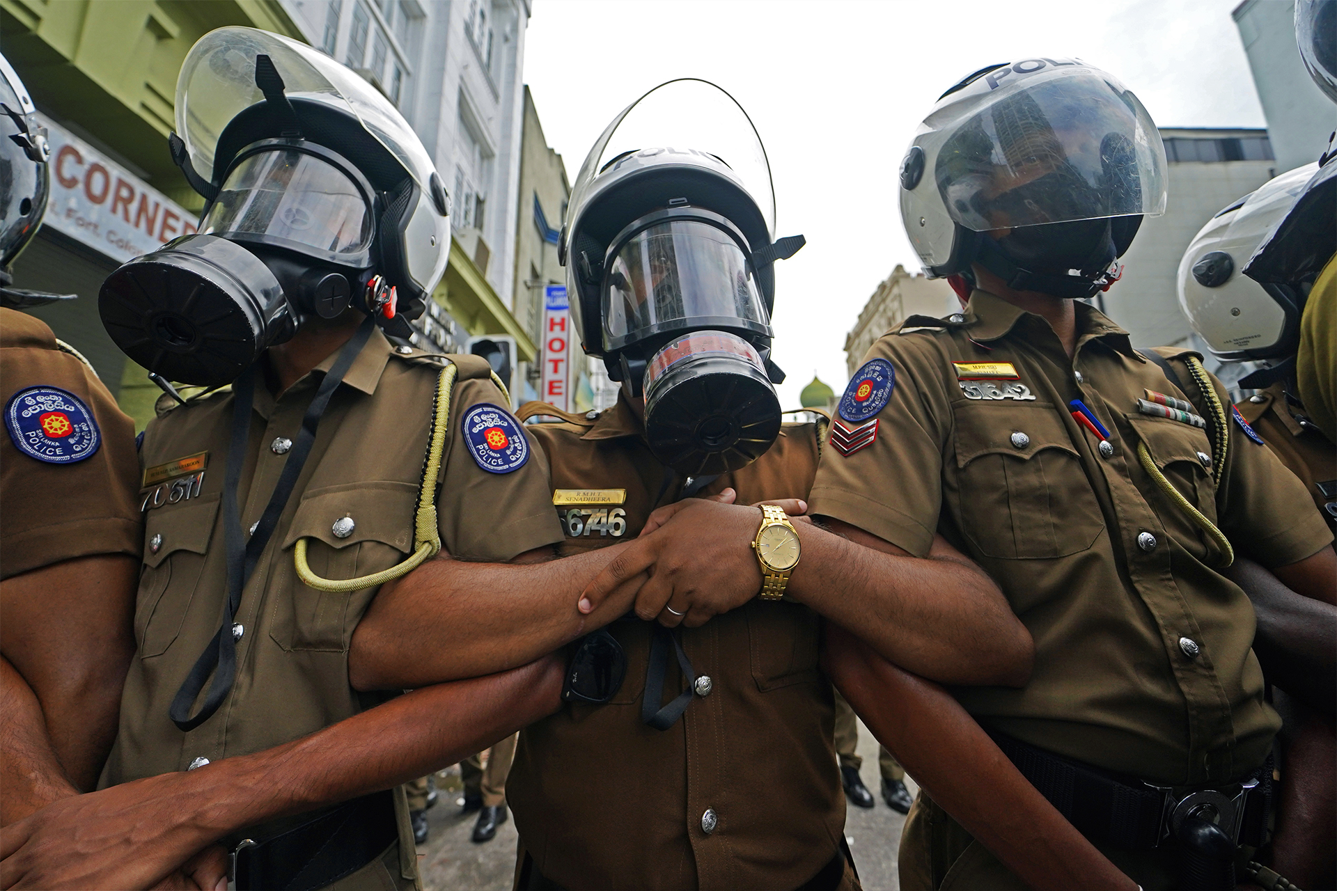 Полицейские во время протестов в Шри- Ланке. 6 июля 2022 год