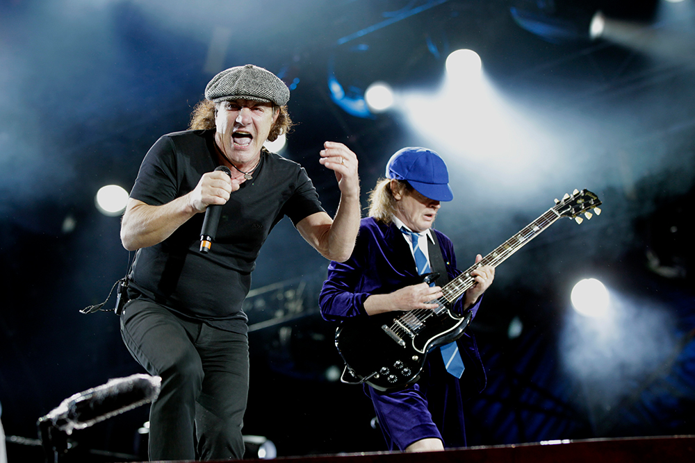 Группа AC/DC  во время выступления. 2015 год