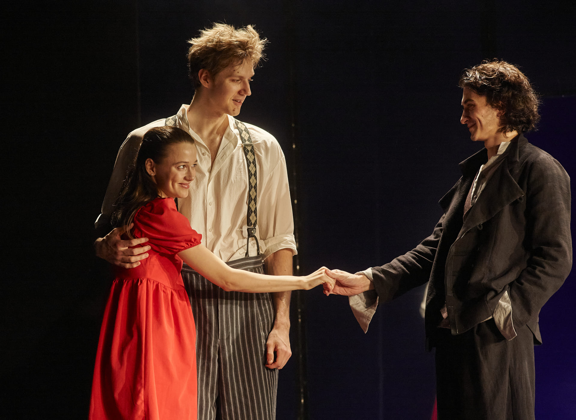 Сцена из спектакля «Другая сказка» (артисты слева направо: Алена Васина, Никита Языков и Мамука Патарава)