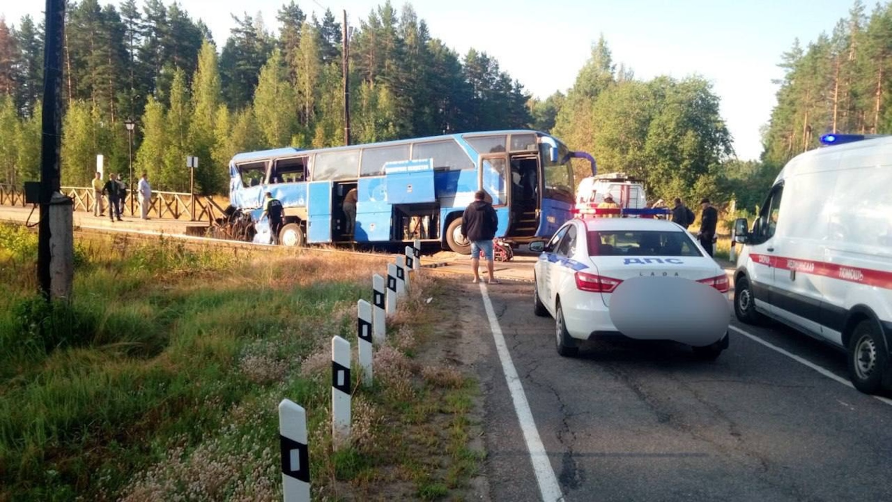Что известно о столкновении туристического автобуса с поездом в Ленобласти