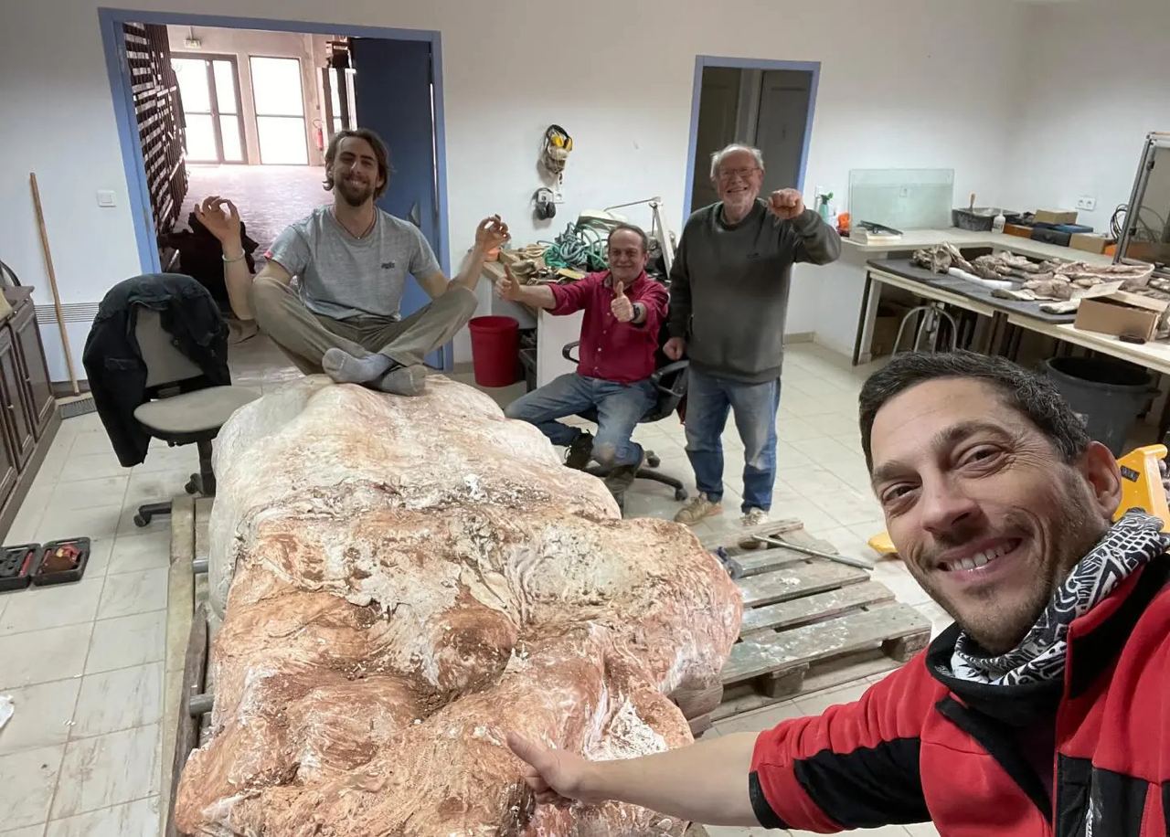 Дамьян Боскетто и палеонтологи рядом с одной из костей
