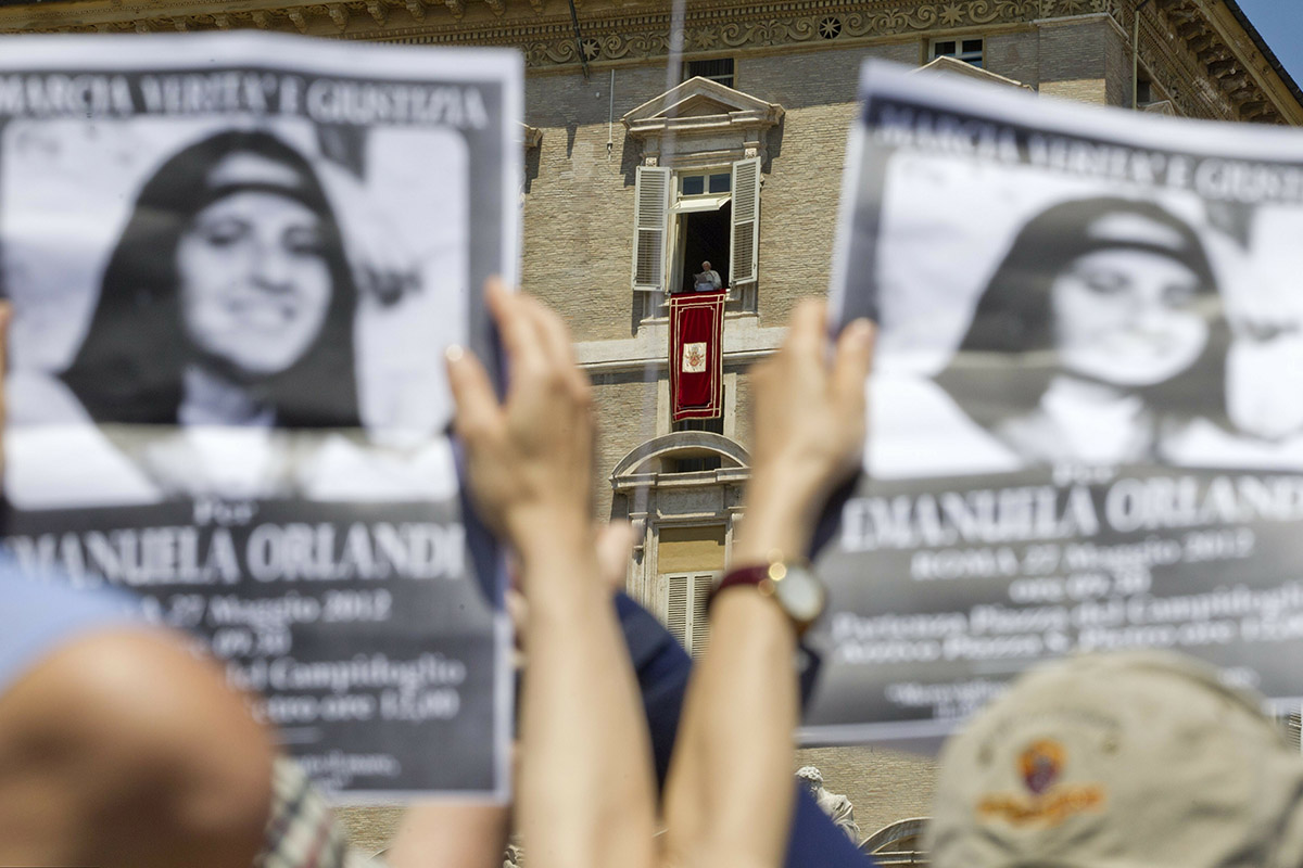 Демонстранты с портретами Эмануэлы Орланди во время проповеди Папы Бенедикта XVI в Ватикане