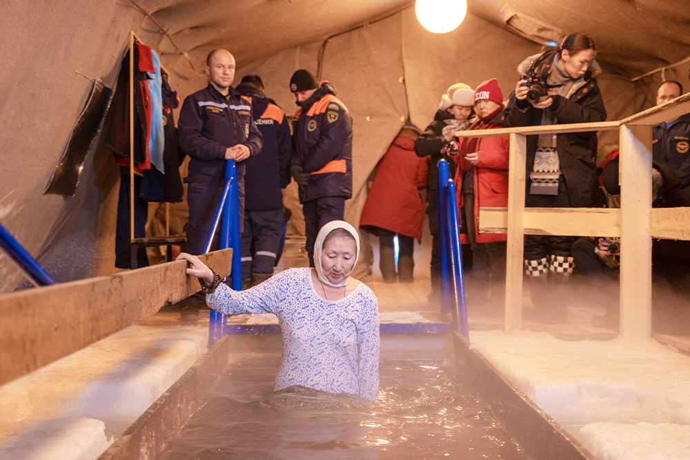 Женщина во время крещенских купаний, Якутск