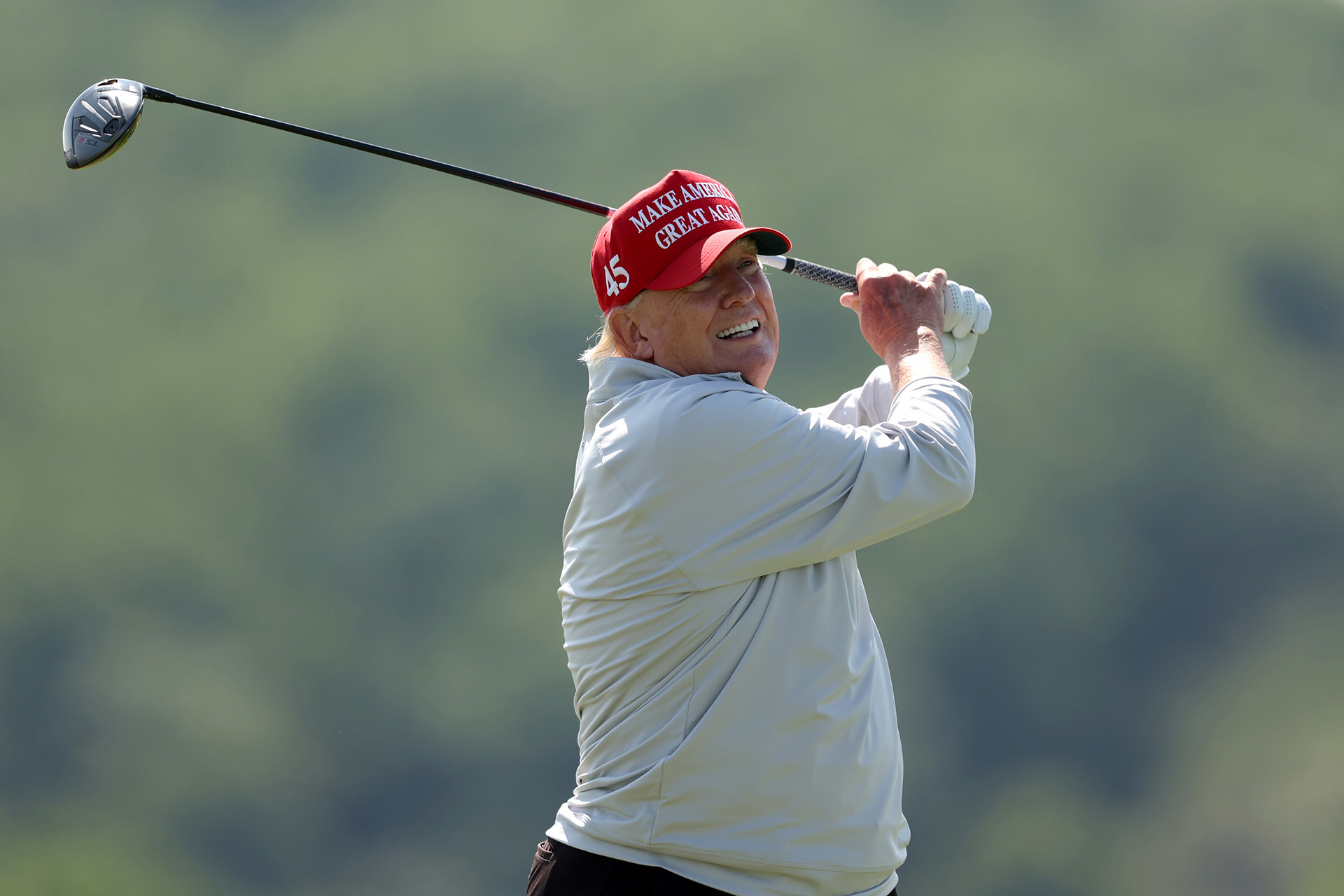 Дональд Трамп во время игры в гольф