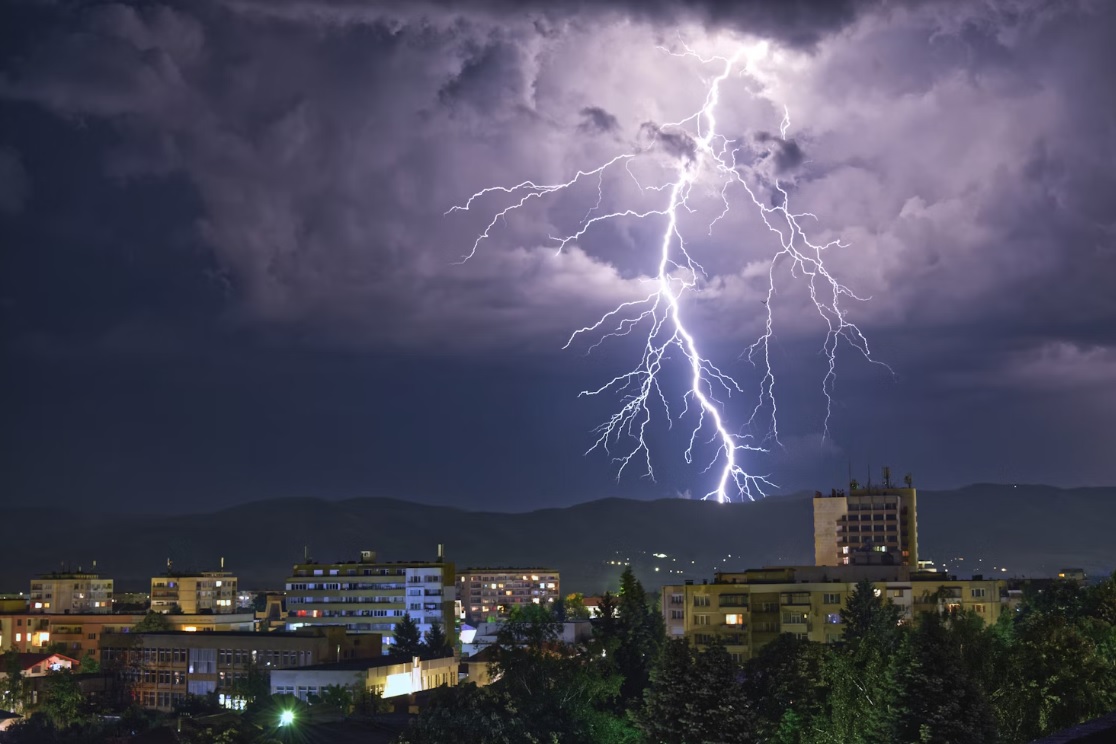 Молния над городом Ботевград в Болгарии