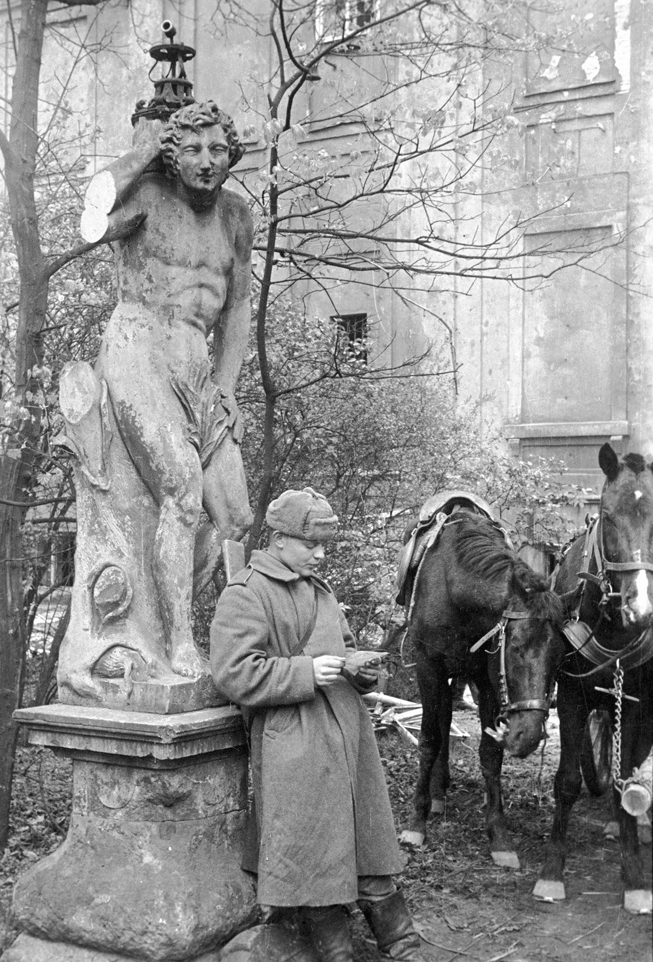 Советский, боец, дошедший до Берлина, читает письмо из дома