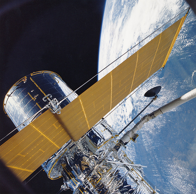 25 апреля 1990 года. Первый день работы телескопа. На фото — первые солнечные батареи «Хаббла». Сейчас вместо них стоят батареи на треть меньше и в два раза мощнее: их заменили в ходе одной из множества экспедиций к телескопу