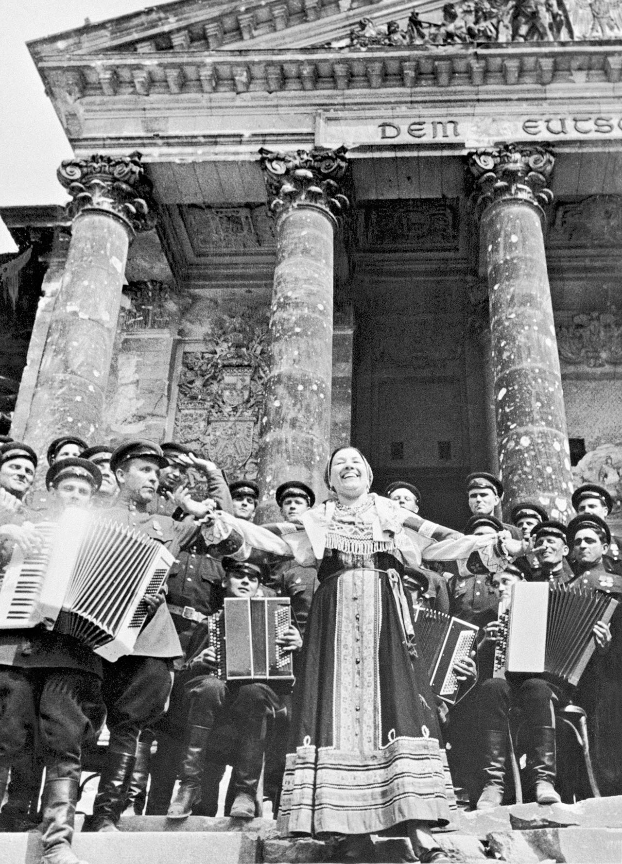Лидия Русланова выступает с концертом перед советскими воинами на ступенях Рейхстага, 2 мая 1945 года