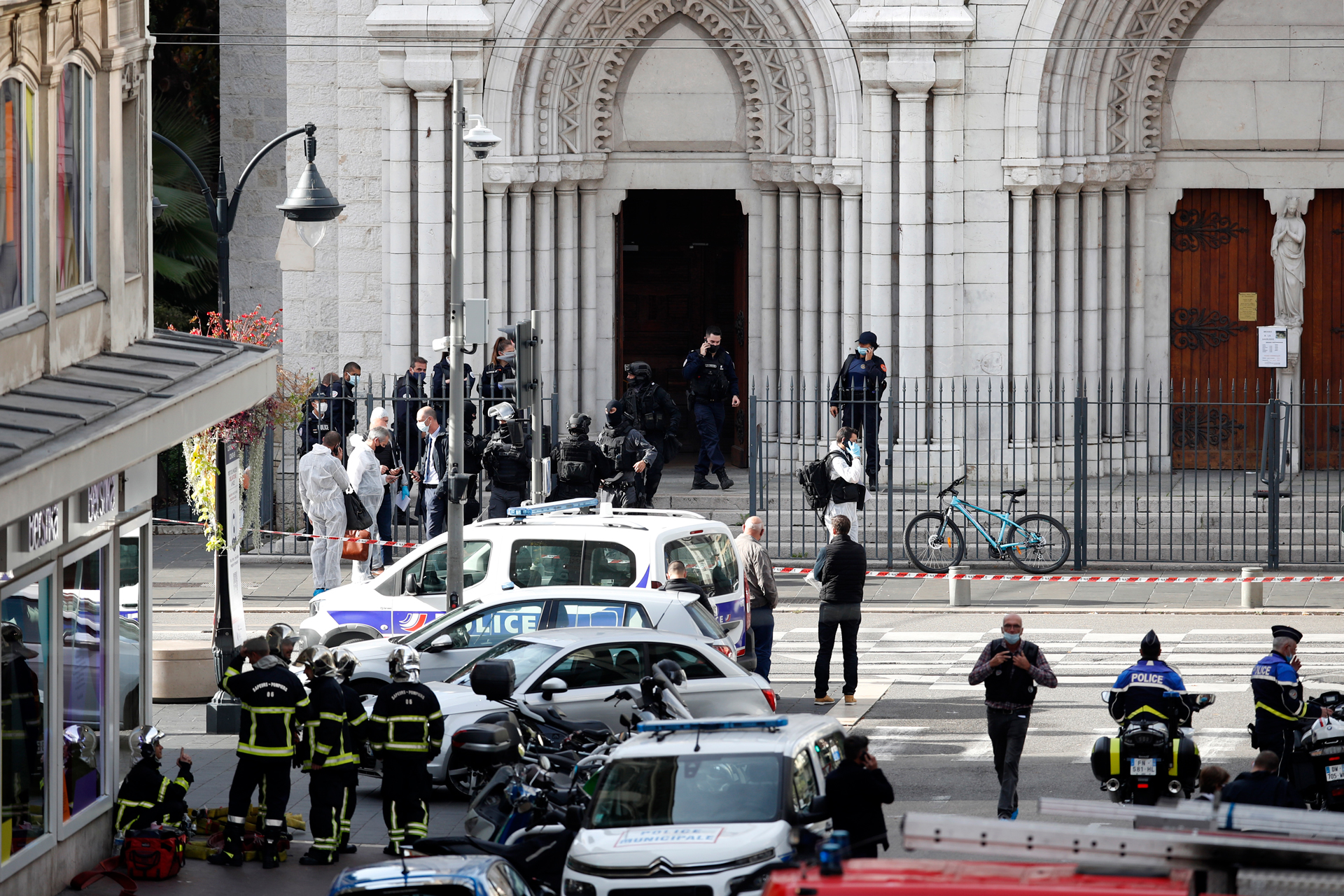 Полиция возле базилики Нотр-Дам-де-Нис, где произошло нападение вооруженного ножом неизвестного на людей, Ницца