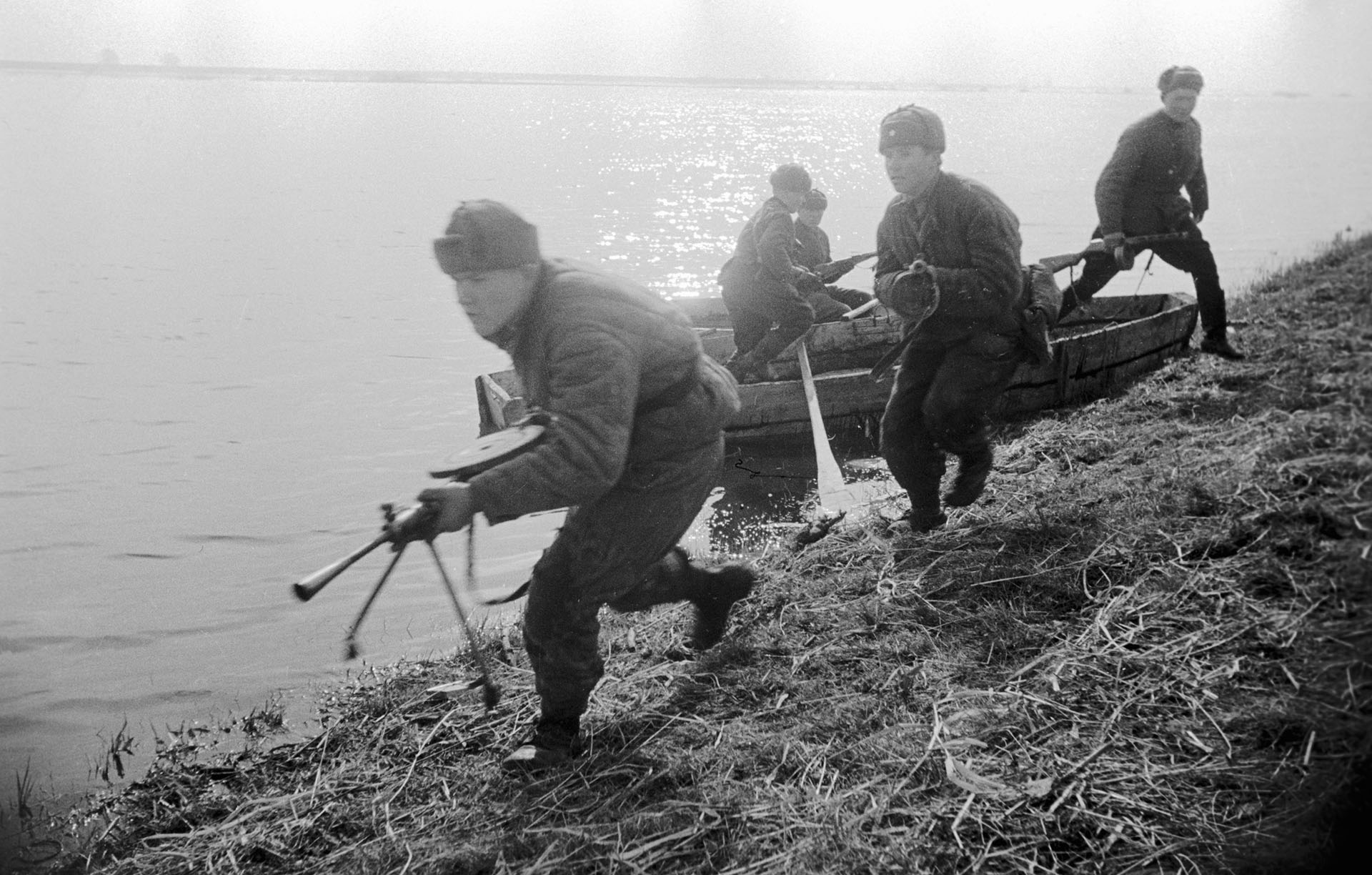 Бои за Берлин. Бойцы батальона 212-го гвардейского стрелкового полка форсировали реку Одер и расширили плацдарм на его западном берегу