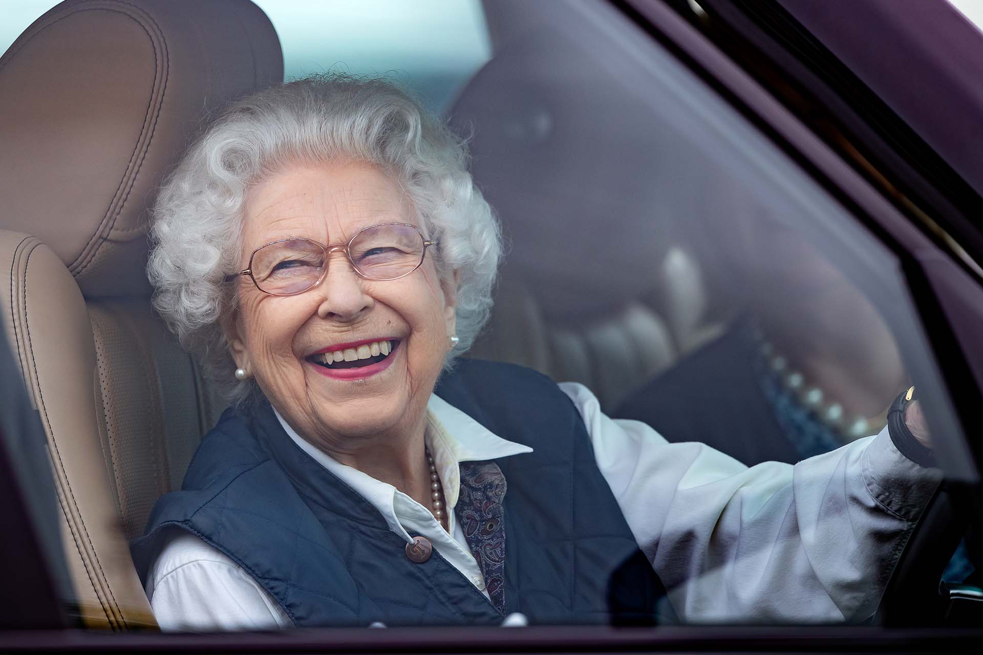 Королева Елизавета II за рулем своего автомобиля 2 июля 2021 года в Виндзоре, Англия