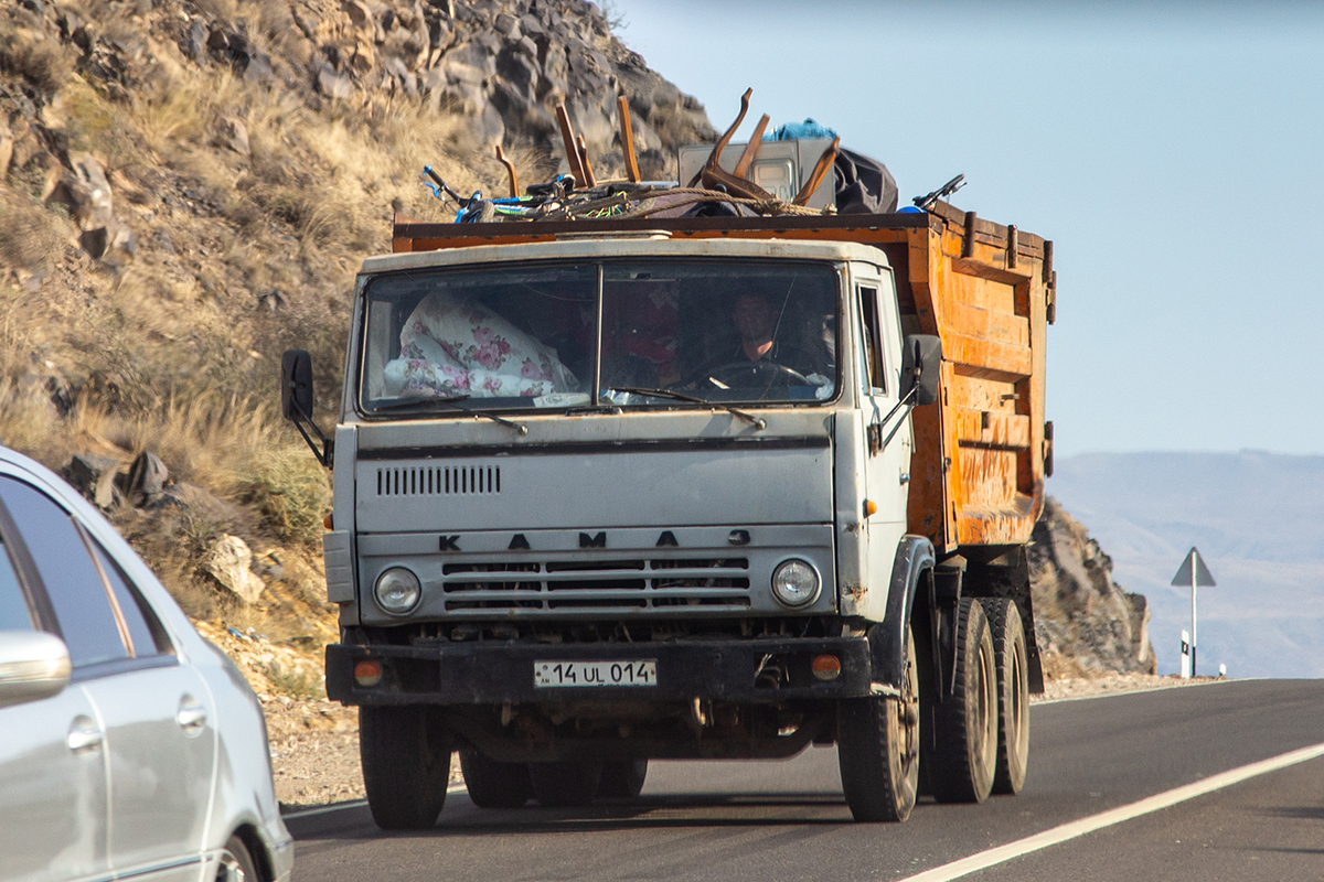 Вайоц-дзор — Сюник. Колонна беженцев по дороге из Гориса в Ереван