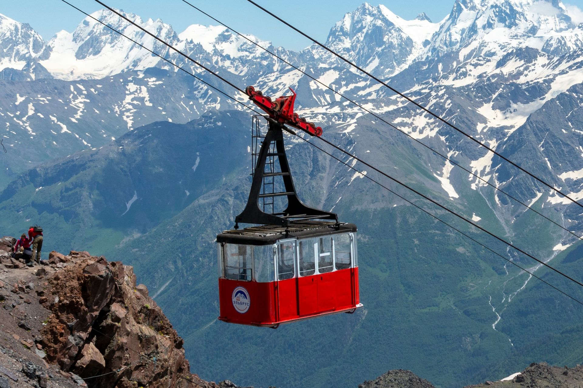 Современная канатная дорога гондольного типа