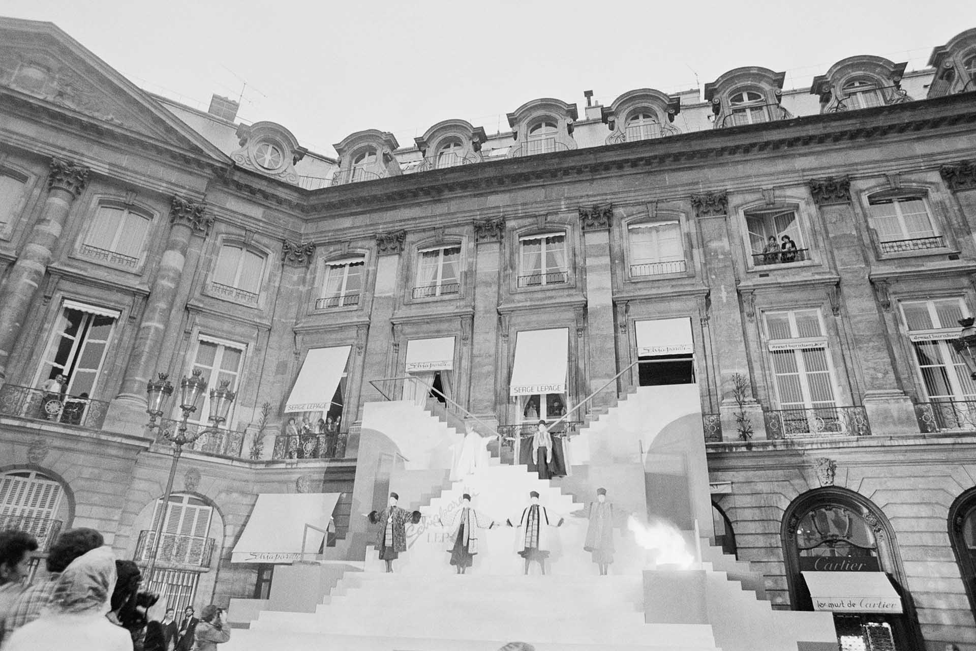 Показ мод Schiaparelli осень-зима на Вандомской площади в Париже,  1977 год