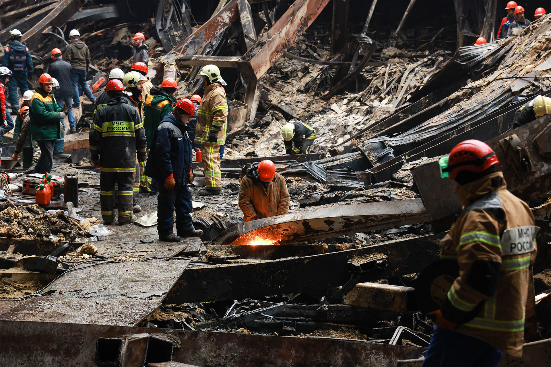 Сотрудники экстренных служб во время разбора завалов, образовавшихся при пожаре в «Крокус сити холле» 