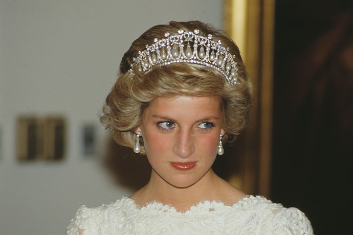 Диана, принцесса Уэльская  на ужине в посольстве Великобритании в Вашингтоне. На ней вечернее платье от Мюррея Арбейда и тиара «Узелки любви». 1985 год