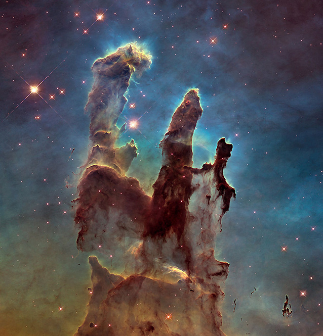 Все прекрасные фото далеких звезд, все цветные картинки по запросу «звездное небо» — как правило, получены с «Хаббла» Одно из самых знаменитых фото — «Столпы творения» в туманности Орел. Столп слева — облако межзвездного газа в 4 световых года высотой. Сквозь его вершину пробивается свет новорожденных звезд. Снимок опубликовали в 1995 году Джефф Хестер и Пол Скоуэн, сейчас — знаменитые астрономы, а тогда — студенты