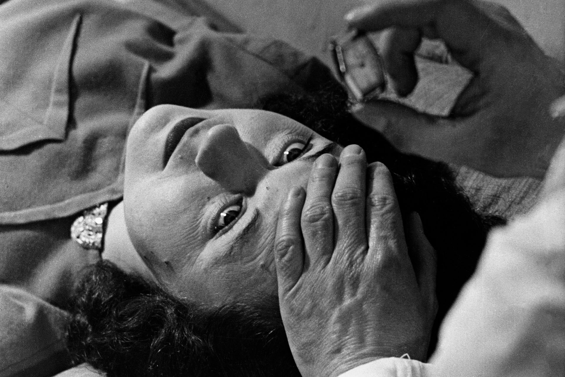 Эта фотография была сделана в процедурном кабинете лондонской клиники во время сеанса реального гипноза. Гипнотизером был квалифицированный психиатр. Пациенткой была здоровая женщина-волонтер