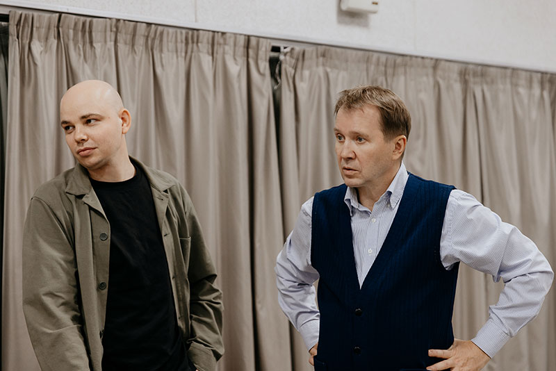 Данил Чащин и Евгений Миронов во время репетиции спектакля «Кто боится Вирджинии Вульф?»