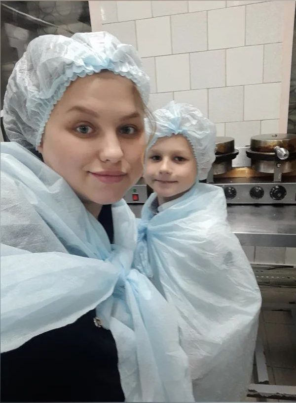 Маргарита Мурзина с сыном на фабрике мороженого Фото: из личного архива